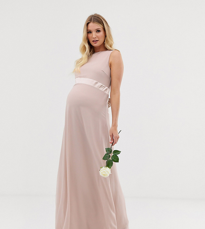 TFNC Maternity - Exclusieve lange bruidsmeisjes jurk met satijnen strik aan de achterkant in roze