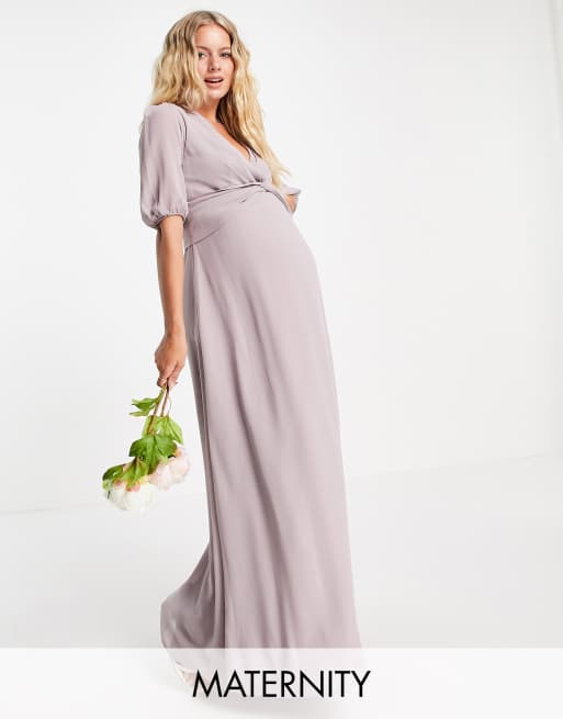 TFNC Maternity – Jasnoszara kopertowa sukienka maxi dla druhny