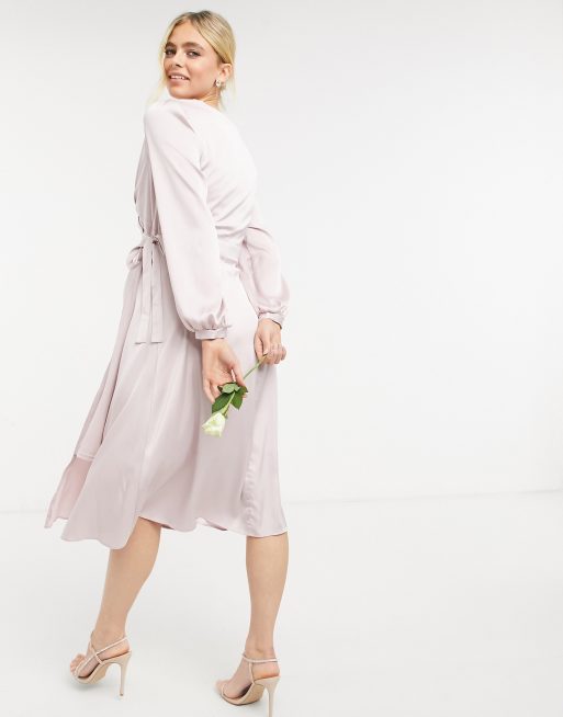 TFNC Maternity – Langärmliges Brautjungfern-Midikleid aus Satin mit Wickeldesign in Mink, 2 von 4