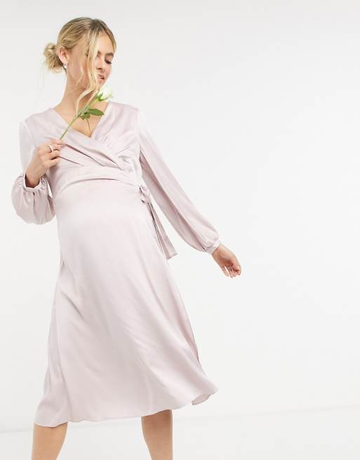 TFNC Maternity – Langärmliges Brautjungfern-Midikleid aus Satin mit Wickeldesign in Mink, 4 von 4
