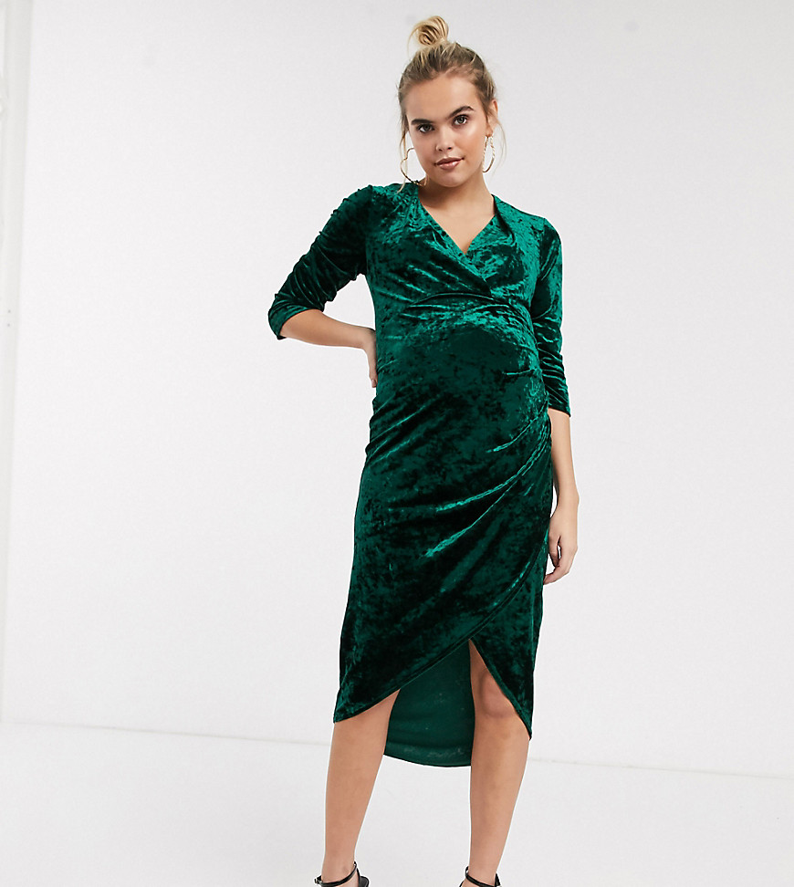 TFNC Maternity – Smaragdgrön omlottklänning i sammet och midimodell