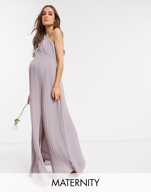 TFNC Maternity – Szara plisowana sukienka maxi dla druhny – dostępne tylko  w ASOS | ASOS