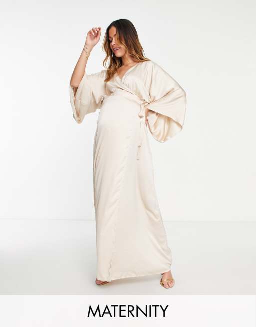 TFNC Maternity - Vestito lungo da damigella a portafoglio in raso color visone con maniche stile kimono