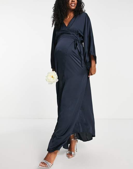 TFNC Maternity - Vestito lungo da damigella avvolgente in raso blu navy con maniche a kimono, 3 di 4