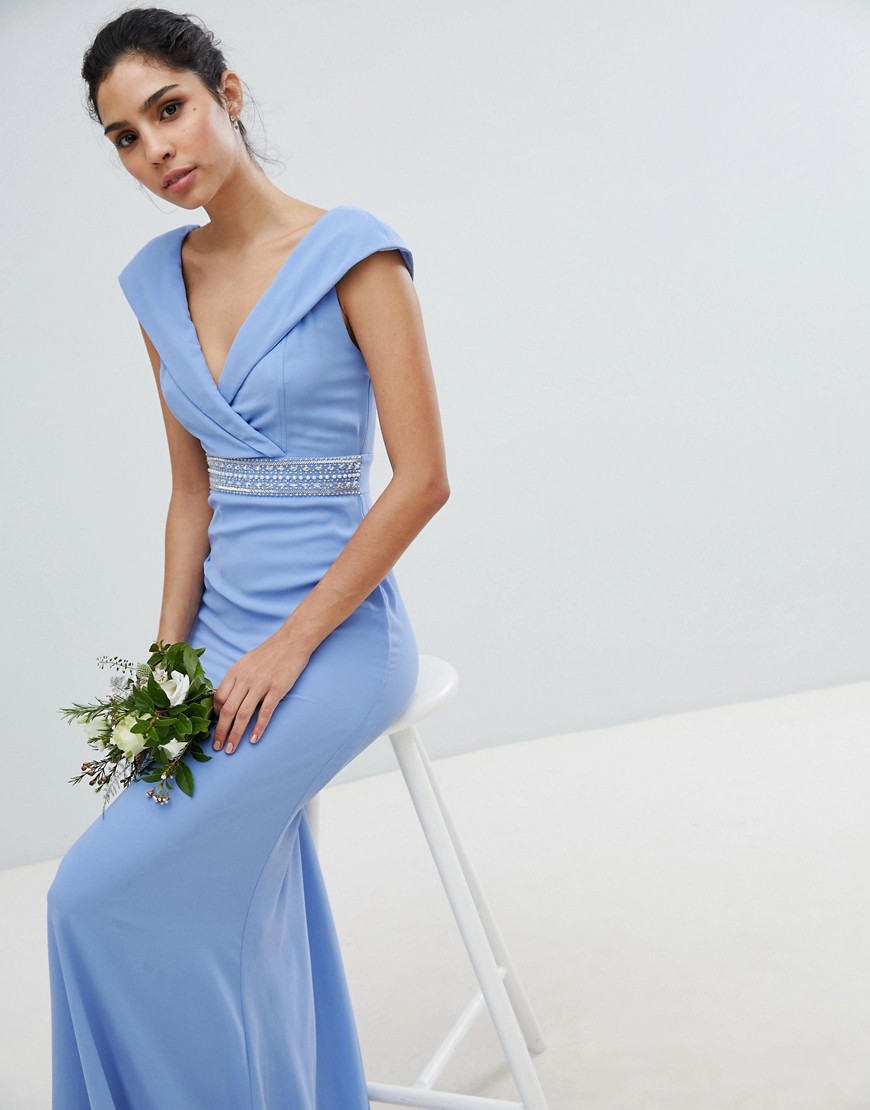 TFNC - Maxi bruidsmeisjesjurk met bardot-halslijn, sleep en versierde taille-Blauw