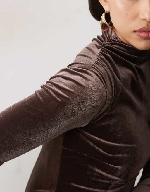 TFNC Maxikleid aus Samt mit hohem Kragen und Raffdetail in Schokobraun, 4 von 4