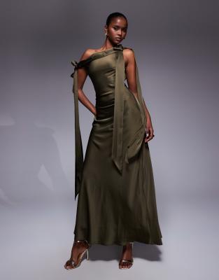 TFNC - Maxikleid aus Satin in Olivgrün mit abfallenden Schultern und Bindedetails