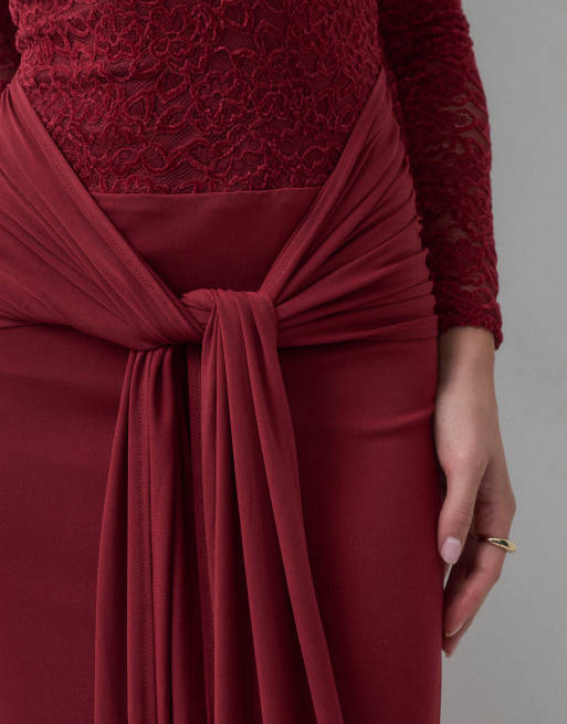 TFNC Maxikleid aus Spitze und fließendem Material mit Drapierung in Burgunderrot, 3 von 5