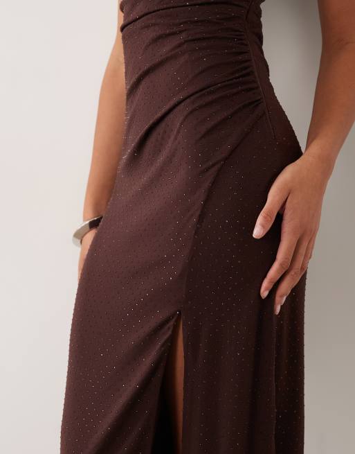 TFNC Maxikleid mit schulterfreiem Ausschnitt und Hotfix in Schokobraun, 3 von 4