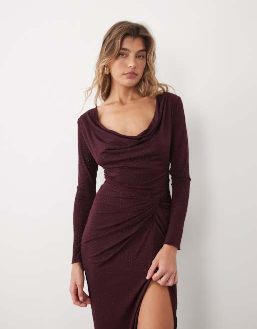 TFNC Maxikleid mit Wasserfallausschnitt, Verzierungen und hohem Beinschlitz in Kirschrot, 2 von 4