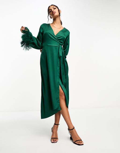 TFNC Midi Wickelkleid aus Satin in Smaragdgrun mit Kunstfederbundchen ASOS