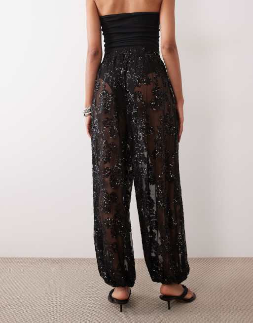 TFNC pantaloni neri trasparenti con paillettes floreali, vita elasticizzata e gamba a palloncino, 5 di 5