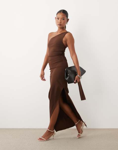 TFNC Petite Bengalin-Maxikleid mit One-Shoulder-Träger und Drapierung in Schokobraun - view 1