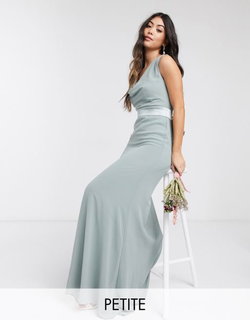 TFNC Petite – Brautjungfern-Maxikleid in Salbeigrün mit Wasserfallausschnitt und Schleife hinten