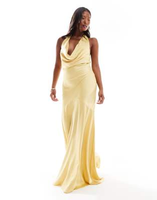 TFNC Petite - Bridesmaid - Brautjungfern-Maxikleid aus Satin in Honiggelb mit Neckholder-Braun