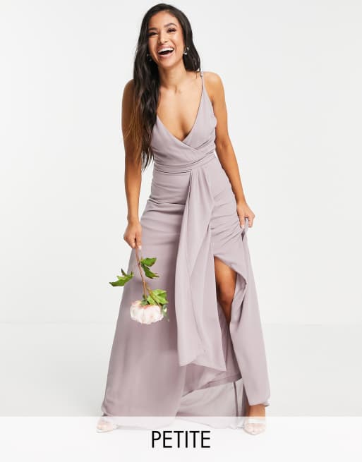 TFNC Petite Bridesmaid – Jasnoszara kopertowa sukienka maxi na ramiączkach z trenem – tylko w ASOS