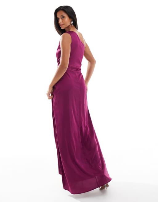 TFNC Petite – Bridesmaid – Satin-Maxikleid in Beerenrot mit One-Shoulder-Träger und Wickelrock, 3 von 4