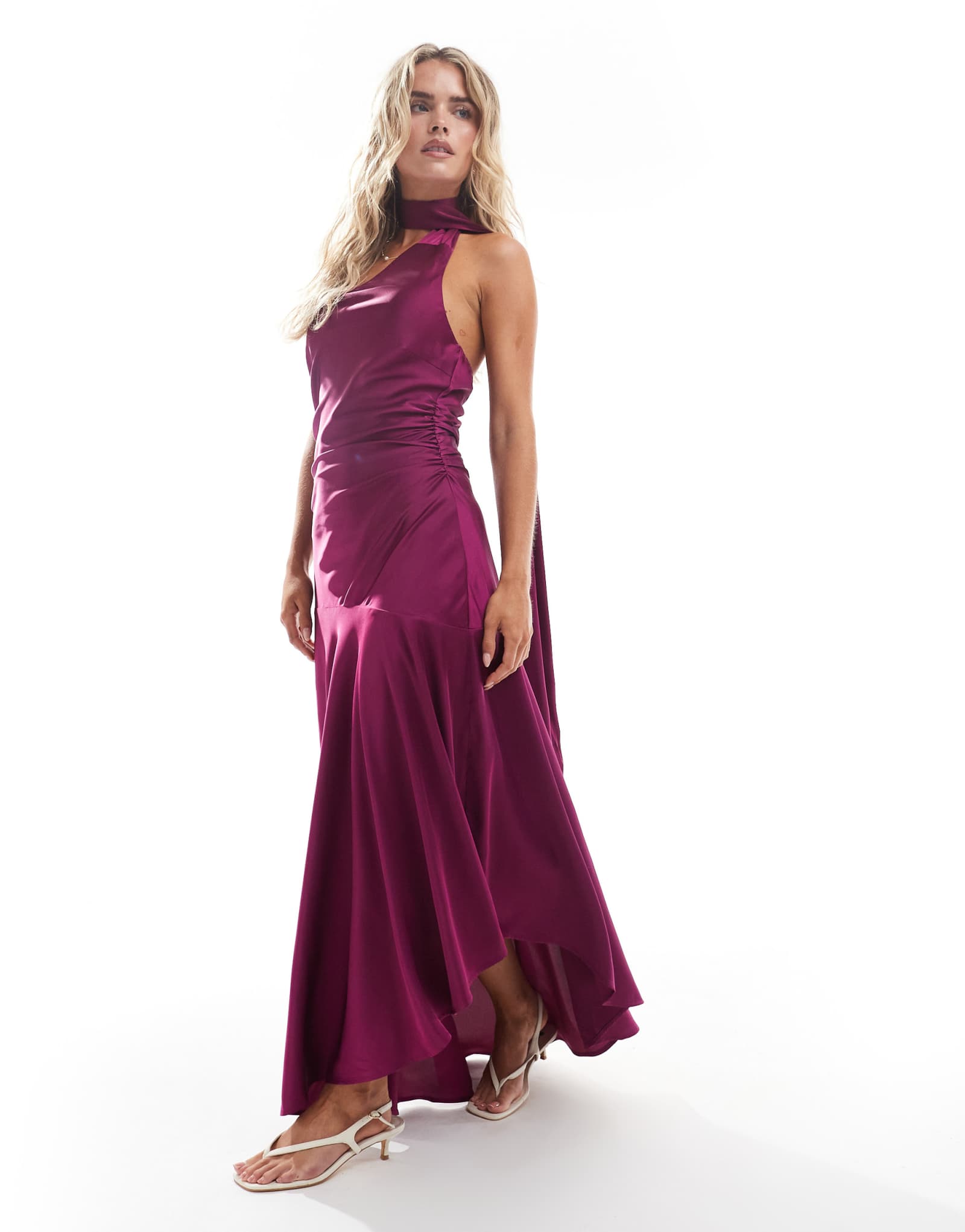 Атласное асимметричное макси-платье TFNC Petite Bridesmaids с шарфом на шее сливового цвета