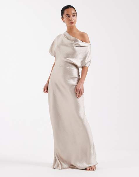 TFNC Petite – Bridesmaids – Schulterfreies Maxikleid aus Satin in zartem Goldton - view 1