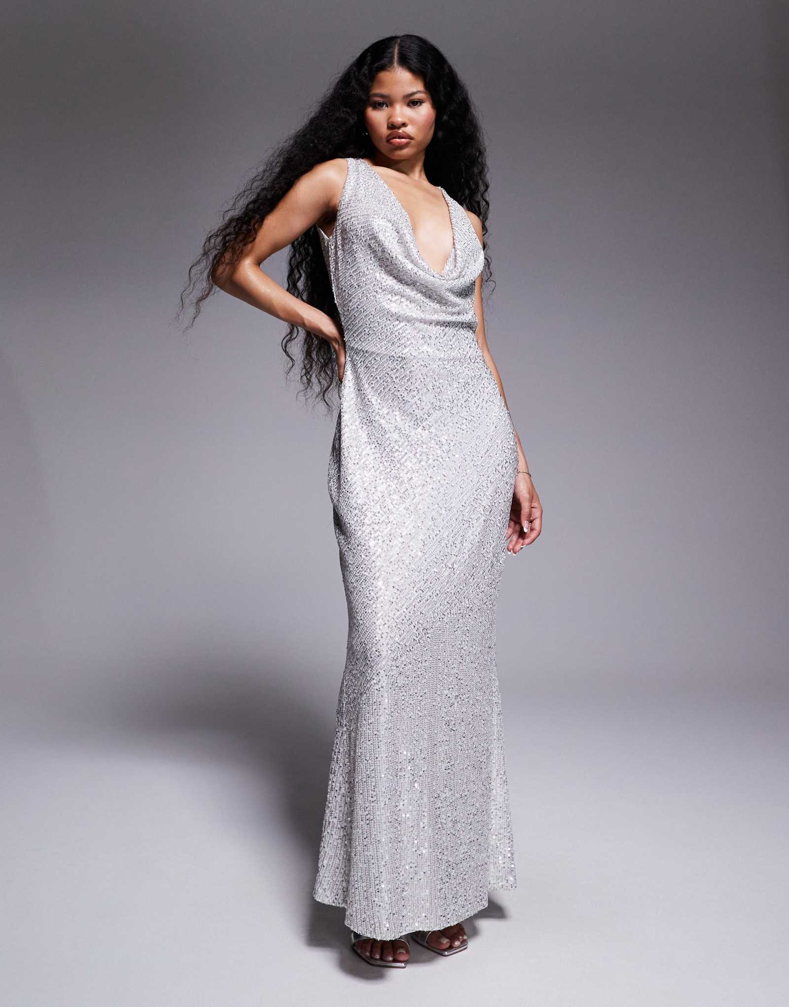 Миниатюрное макси-платье с круглым вырезом и открытой спиной от TFNC, расшитое серебряными блестками