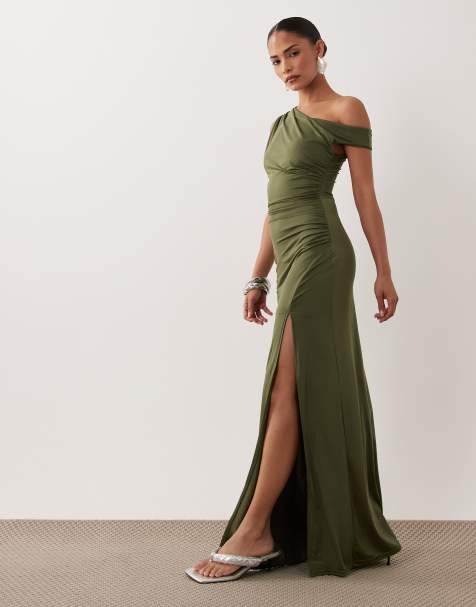 TFNC Petite fließendes Maxikleid mit schulterfreiem Ausschnitt und seitlichem Schlitz in Oliv - view 1