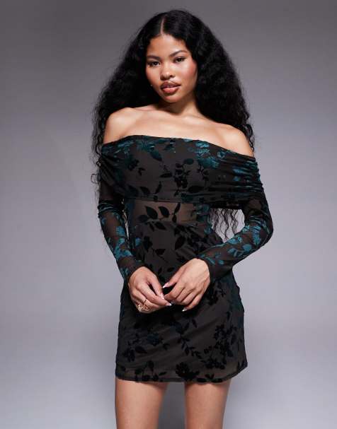 TFNC Petite – Grön miniklänning med långa ärmar och bara axlar i sammetsdevoré - view 1