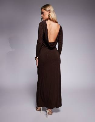 TFNC Petite - Langärmliges Maxikleid in Schokobraun mit Wasserfall-Rückenausschnitt-Brown