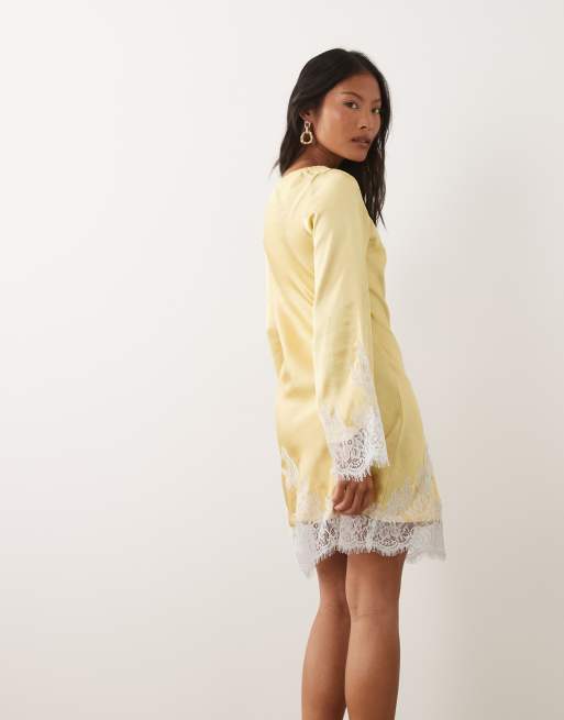 TFNC Petite – Langärmliges Satin-Minikleid in Zitronengelb mit U-Boot-Ausschnitt und Spitzendetail, 2 von 4