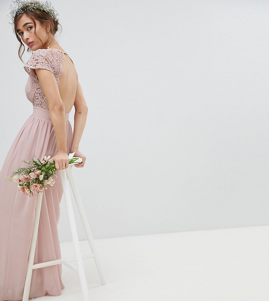 TFNC - Petite - Lange bruidsmeisjes-jurk met geschulpt kant en open achterkant-Bruin