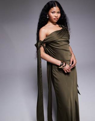 TFNC Petite - Maxikleid aus Satin in Olivgrün mit abfallenden Schultern und Bindedetails