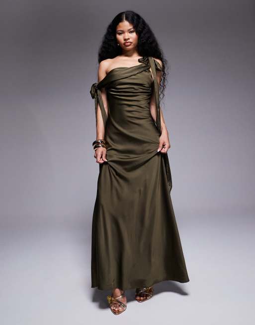 TFNC Petite – Maxikleid aus Satin in Olivgrün mit abfallenden Schultern und Bindedetails , 2 von 4