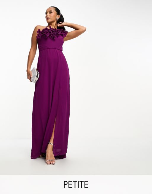 TFNC Petite – Maxikleid in Beerenrot mit One-Shoulder-Träger und Rüschenverzierung