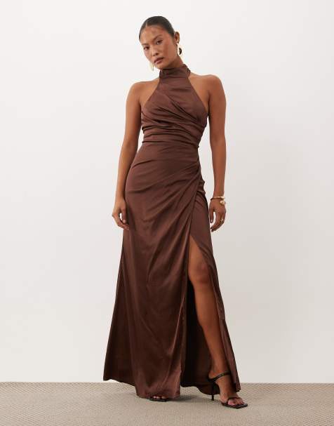 TFNC Petite - Robe de demoiselle d'honneur longue en satin plissé à dos nu - Chocolat - view 1