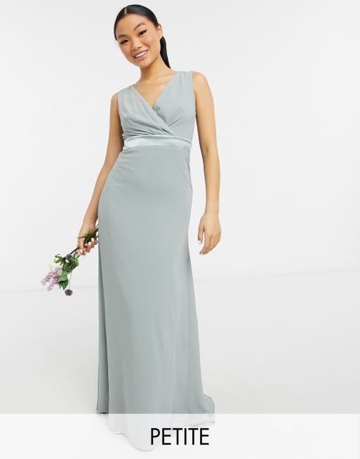 TFNC Petite - Robe longue de demoiselle d'honneur à décolleté plongeant et nœud dans le dos - Vert sauge