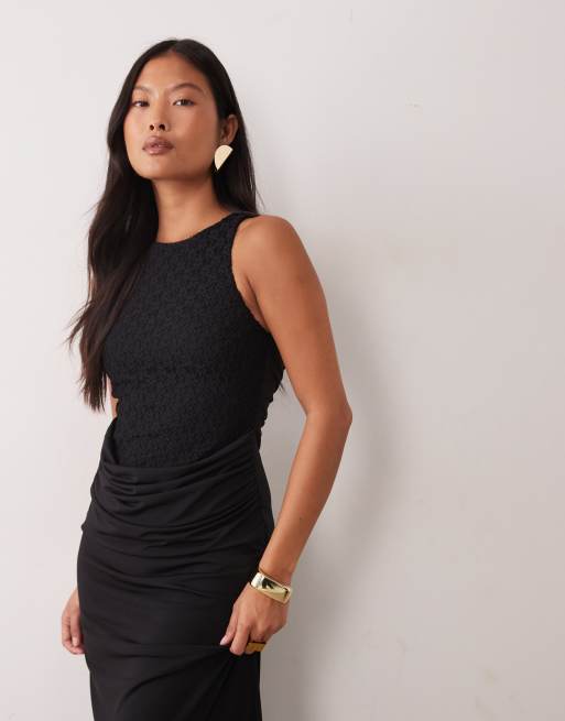 TFNC Petite robe longue en dentelle à col nageur, dos bénitier ouvert et détail drapé, noire, 2 de 4