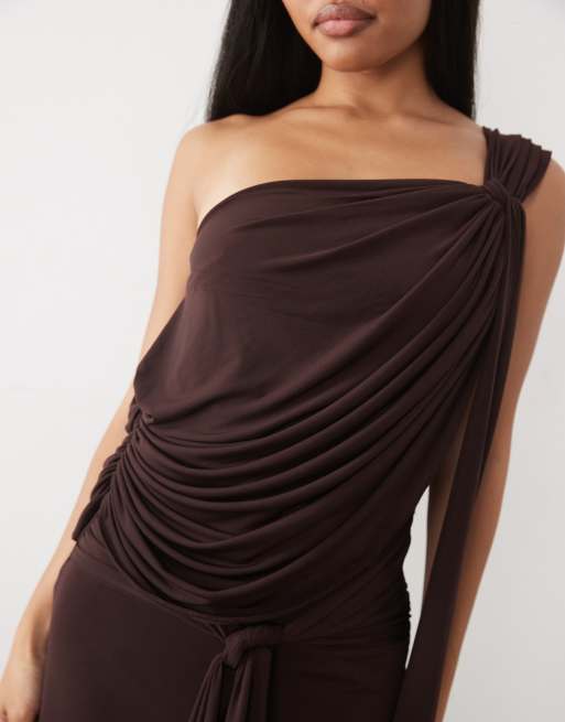 TFNC Petite robe longue fluide à épaules dénudées avec détail noué et drapé, chocolat, 3 de 4