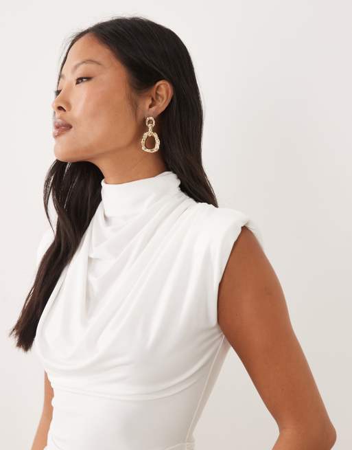 TFNC Petite robe mi-longue blanche à col montant, épaulettes et détail drapé, 2 de 4
