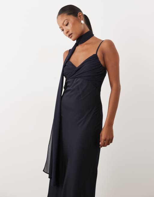 TFNC Petite satin-bust maxikjole med chiffonhalstørklæde-detalje og cami-stropper i marineblå, 2 af 4