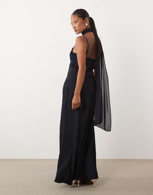 TFNC Petite satin-bust maxikjole med chiffonhalstørklæde-detalje og cami-stropper i marineblå, 3 af 4