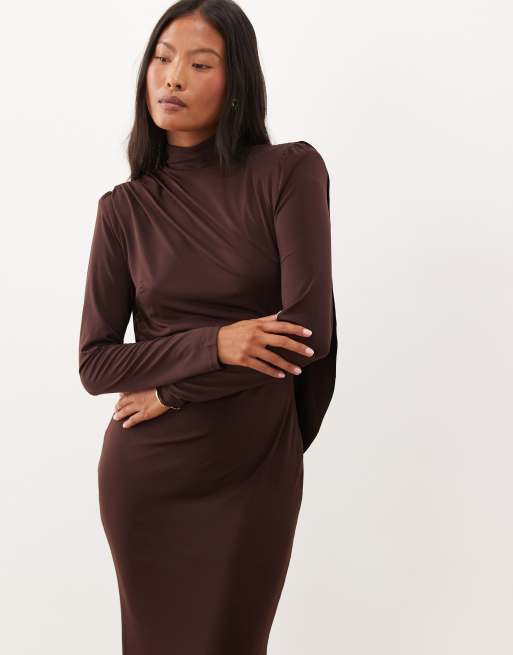 TFNC Petite slinky hoogsluitende maxi jurk met gedrapeerde open rug in chocoladebruin, 2 van 4