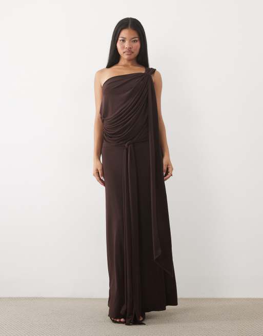 TFNC Petite stram maxikjole med draperet offshoulder, knudedetalje og drapering i chokolade, 2 af 4