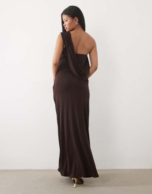 TFNC Petite stram maxikjole med draperet offshoulder, knudedetalje og drapering i chokolade, 4 af 4