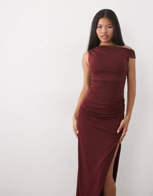 TFNC Petite - vestido maxi burdeos con hombros caídos, hotfix y abertura alta en el muslo, 2 de 4