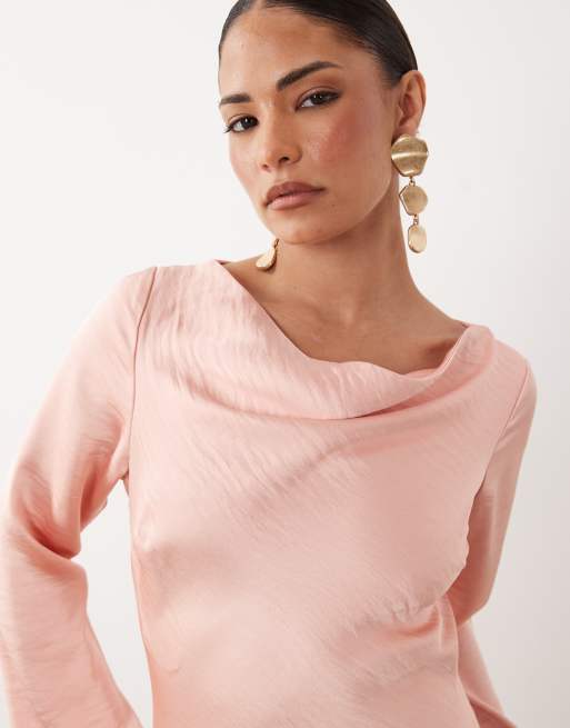 TFNC Petite - Vestito lungo a maniche lunghe svasate in raso rosa confetto, 3 di 4