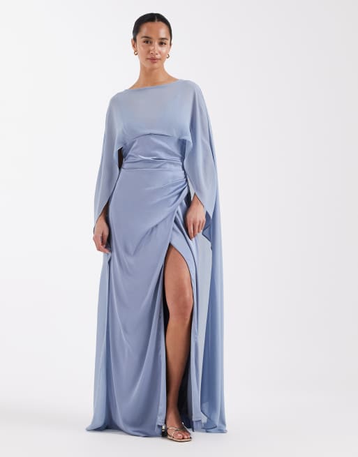 TFNC Petite - Vestito lungo da cerimonia in raso blu con spacco profondo e dettaglio a mantella