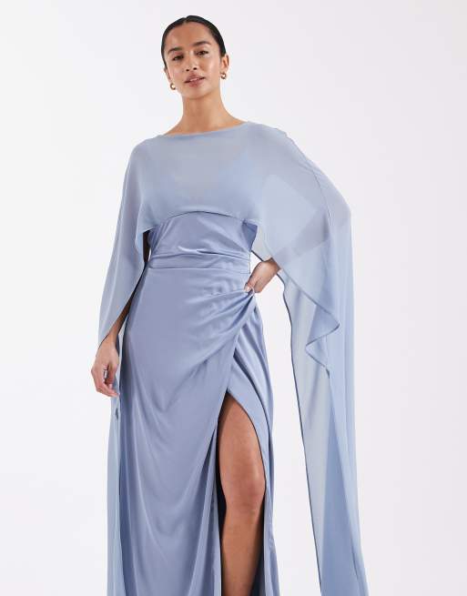 TFNC Petite - Vestito lungo da cerimonia in raso blu con spacco profondo e dettaglio a mantella, 2 di 4