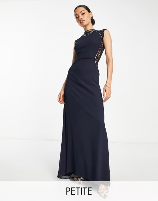 TFNC Petite - Vestito lungo da damigella blu navy con retro in pizzo