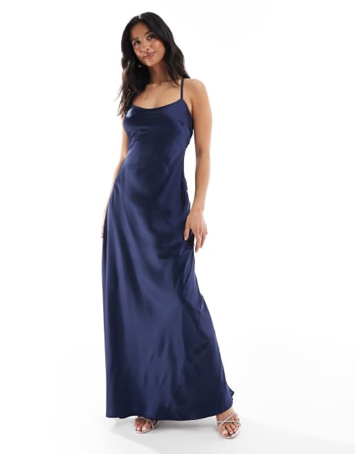 TFNC Petite - Vestito lungo da damigella con spalline sottili in raso blu navy con allacciatura sul retro in chiffon