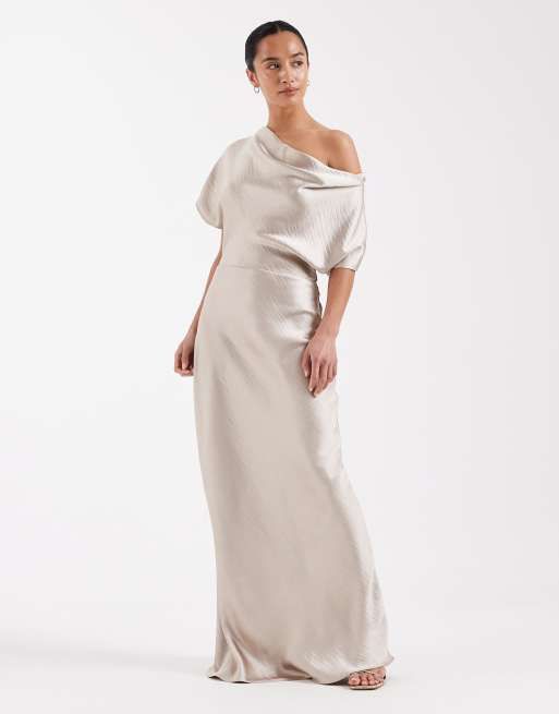 TFNC Petite - Vestito lungo da damigella in raso color oro tenue con spalle scoperte