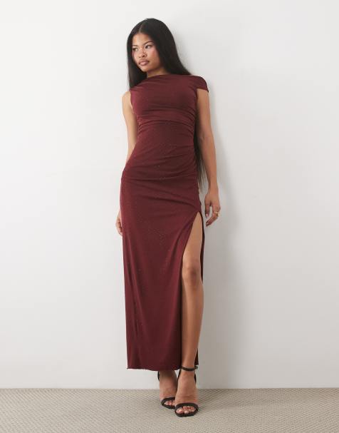 TFNC Petite vestito maxi bordeaux con spalle scoperte, applicazioni hotfix e spacco alto sulla coscia - view 1